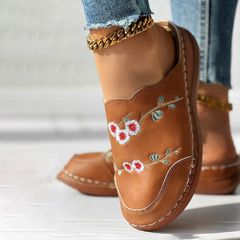 Vintage house slippers with floral embroidery